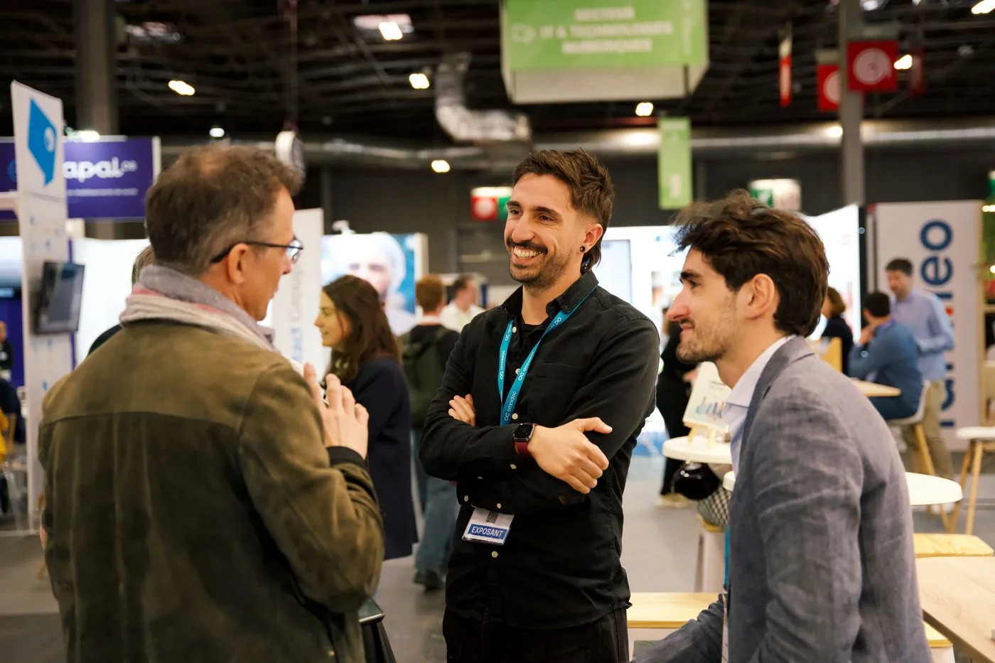 Salon santé — échange entre exposants